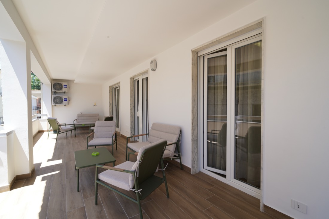 Terrazza coperta con poltrone e tavolino da esterno