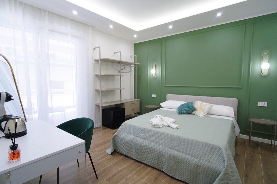 Camera tripla con letto matrimoniale, letto singolo e finestra sul balcone